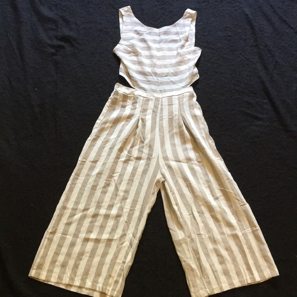 🛑SOLD! 💙 Gorgeous cut out Romper - Picture 2 of 8